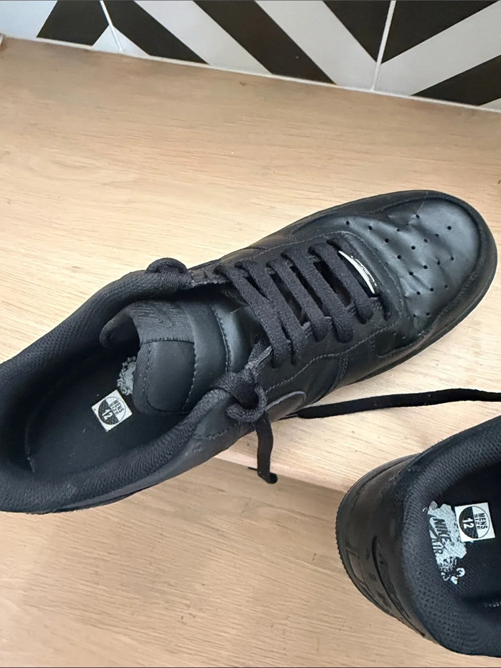 Nike Men's Black Low-Top Leather Sneakers
